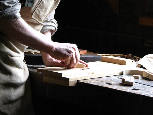Nacemos de la influencia y formación  heredada en el sector de la <strong>carpintería de madera y ebanistería  en Colmenar de Oreja.</strong>